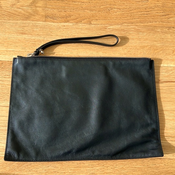 Authentic Alexander McQueen clutch. Black. ⭐️ Excellent condition! ⭐️ - Picture 2 of 9